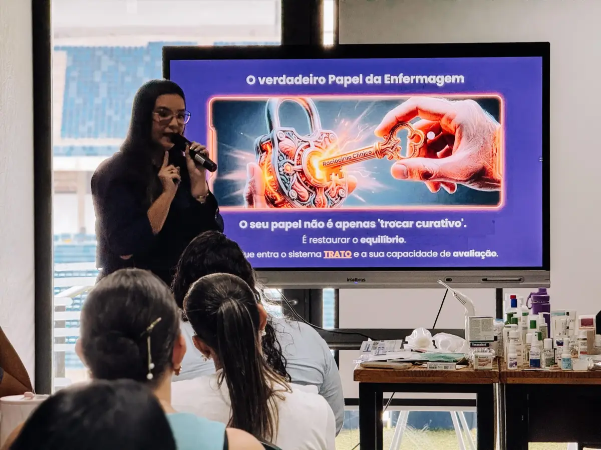 Bia explicando o Sistema TRATO em aula presencial