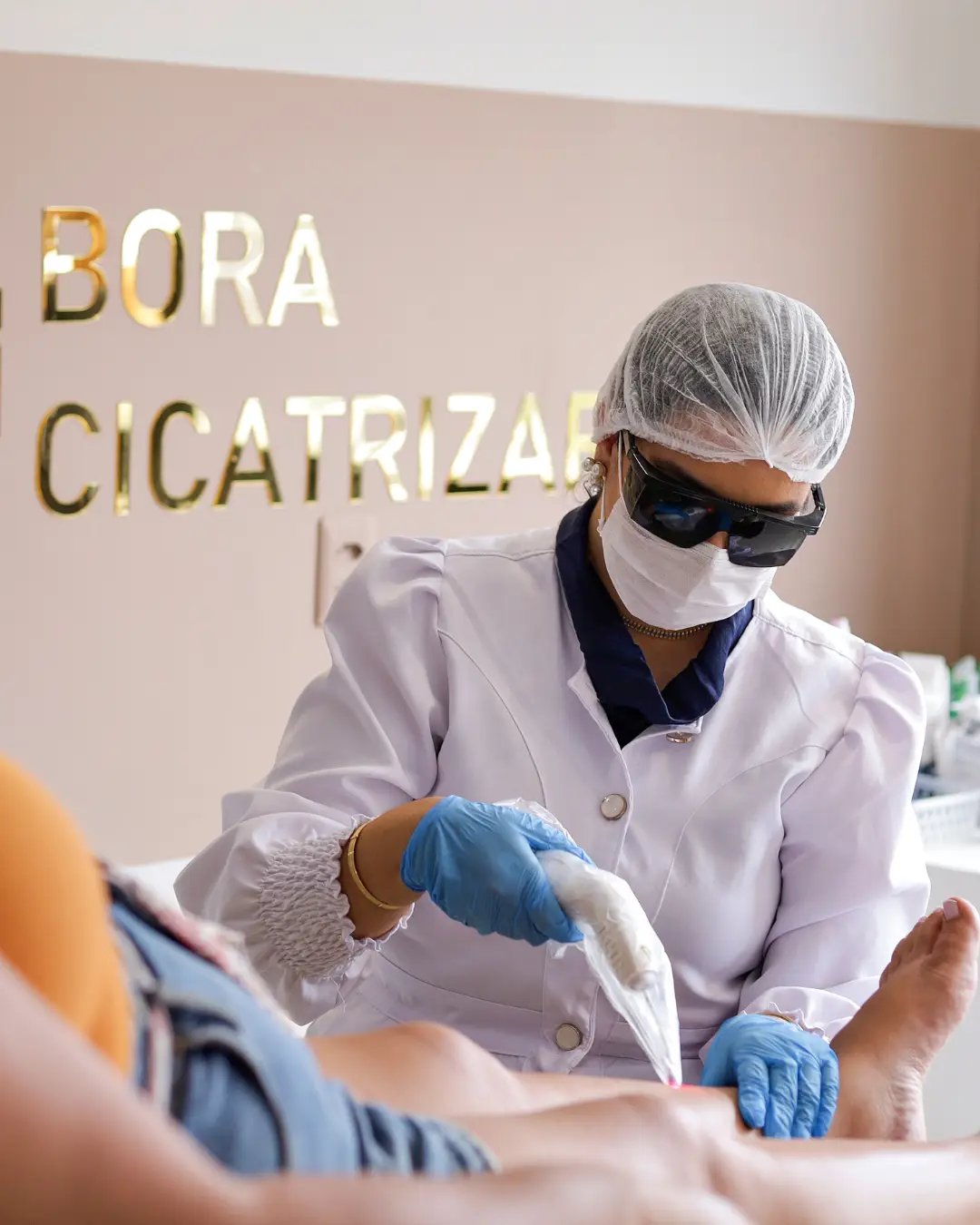 Beatriz Matias segurando coberturas avançadas para feridas