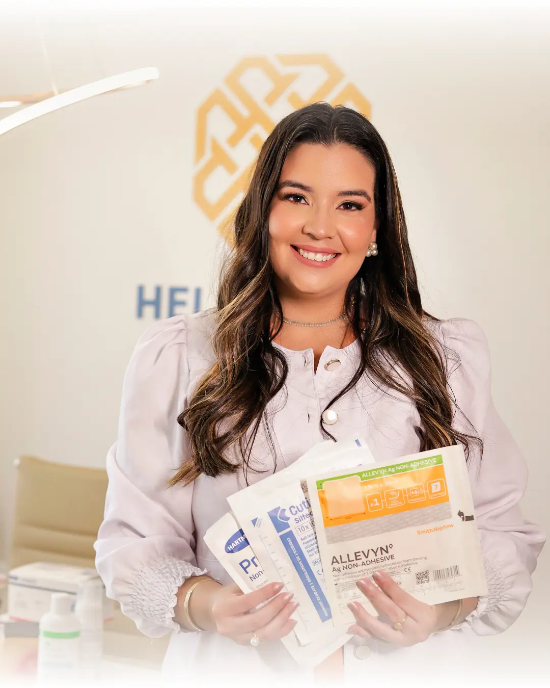 Beatriz Matias segurando coberturas avançadas para feridas